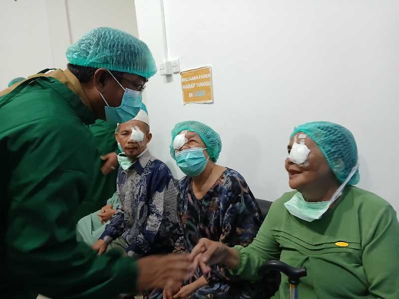 Bupati Tanjab Barat Anwar Sadat Berbincang Dengan Warga (Ist)