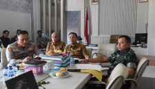 Dandim 0419/Tanjab Letkol Arm Dwi Sutaryo bersama Sekda dan Unsur Forkopimda Tanjab Timur Saat Ikuti Zoom (pentjb)
