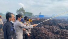 Kapolda Jambi Irjen Pol Krisno Halomoan Siregar Turun Langsung Padamkan Karhutla (*/nik)