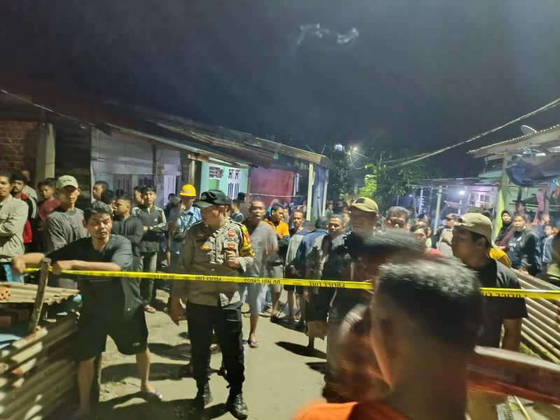 Anggota Polsek Tebing Tinggi Polres Tanjab Barat Police Line Lokasi Kejadian (hms)