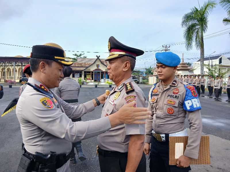 Kapolres Tanjab Barat AKBP Agung Basuki Usai Menyematkan Tanda Pangkat ke AKBP Acim Dartasim (Ist)