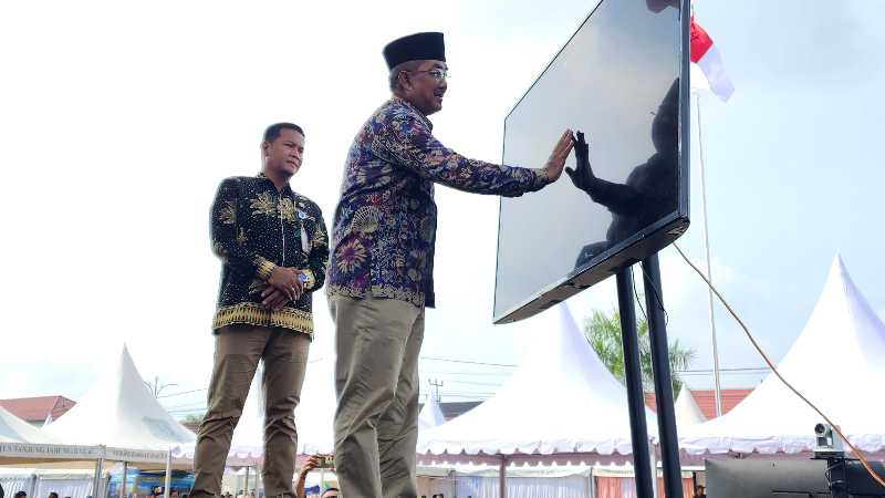 Bupati Tanjab Barat Anwar Sadat didampingi Sekda Hermansyah Saat Peluncuran Call Center Halo Ustadz 112 di Lamab Orang Kayo Rajo Laksmano (Ist)