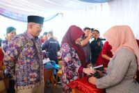Drs H Anwar Sadat, M. Ag dan Ketua TP-PKK Hj Fadhilah Sadat tinjau kegiatan Sunatan Massal di Halaman Dinas Kesehatan (pro)
