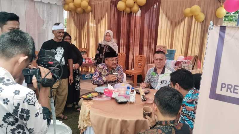 Jamal Darmawan Sie mendampingi Bupati Anwar Sadat saat menikmati Kopi 1688 Kopi Robusta Premium (pro)