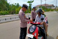 Anggota Kepolisian Polres Tanjab Barat Pasang Bendera Merah Putih Ke Kemdaraan Pengendara (hms)