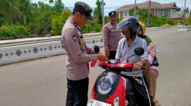 Anggota Kepolisian Polres Tanjab Barat Pasang Bendera Merah Putih Ke Kemdaraan Pengendara (hms)