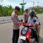 Anggota Kepolisian Polres Tanjab Barat Pasang Bendera Merah Putih Ke Kemdaraan Pengendara (hms)