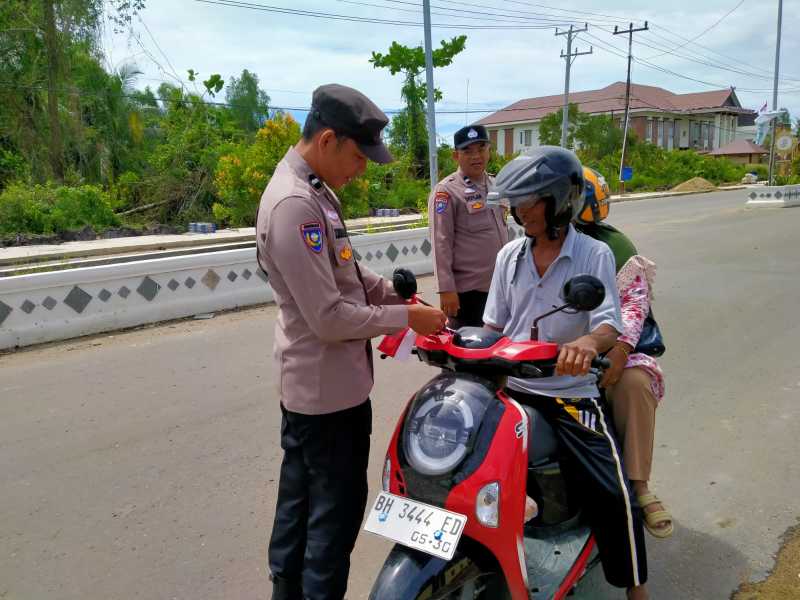 Anggota Kepolisian Polres Tanjab Barat Pasang Bendera Merah Putih Ke Kemdaraan Pengendara (hms)