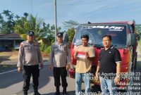 Personel Polsek Betara Bersama Pengendara Saat Kegiatan Pemberian Bendera Merah Putih (hms)