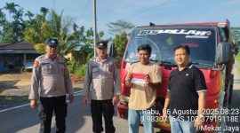 Personel Polsek Betara Bersama Pengendara Saat Kegiatan Pemberian Bendera Merah Putih (hms)