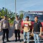 Personel Polsek Betara Bersama Pengendara Saat Kegiatan Pemberian Bendera Merah Putih (hms)