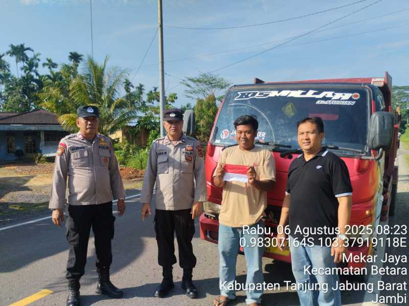Personel Polsek Betara Bersama Pengendara Saat Kegiatan Pemberian Bendera Merah Putih (hms)