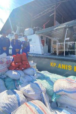 KP Anis Macan-4002 Gagalkan Penyelundupan Bawang, Beras dan Gula di Perairan Pemusiran