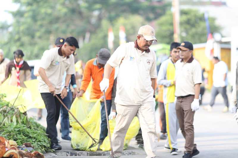 Bupati Tanjab Barat Anwar Sadat Gotong Royong Bersama Forkopimda dan OPD Terkait (pro)