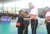 Kasrem 042/Gapu Kolonel Inf Slamet Riadi kalungkan Medali ke Atlet (penrem)