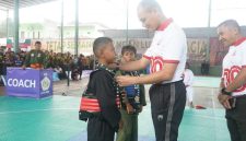 Kasrem 042/Gapu Kolonel Inf Slamet Riadi kalungkan Medali ke Atlet (penrem)