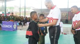 Kasrem 042/Gapu Kolonel Inf Slamet Riadi kalungkan Medali ke Atlet (penrem)