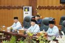 Ketua DPRD Tanjab Barat Hamdani didampingi Wakil Ketua H Muh Sjafril Simamora dan Wakil Bupati Katamso saat Paripurna (pro)