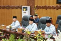 Ketua DPRD Tanjab Barat Hamdani didampingi Wakil Ketua H Muh Sjafril Simamora dan Wakil Bupati Katamso saat Paripurna (pro)