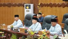 Ketua DPRD Tanjab Barat Hamdani didampingi Wakil Ketua H Muh Sjafril Simamora dan Wakil Bupati Katamso saat Paripurna (pro)