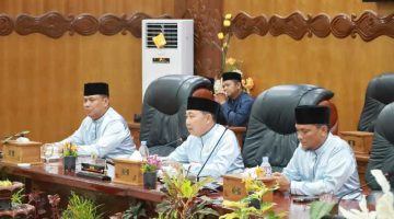 Ketua DPRD Tanjab Barat Hamdani didampingi Wakil Ketua H Muh Sjafril Simamora dan Wakil Bupati Katamso saat Paripurna (pro)
