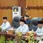 Ketua DPRD Tanjab Barat Hamdani didampingi Wakil Ketua H Muh Sjafril Simamora dan Wakil Bupati Katamso saat Paripurna (pro)