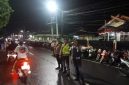 Anggta Kepolisian bersama Dishub Tanjab Barat mengatur lalu lintas yang turut dipatuhi masyarakat (hms)