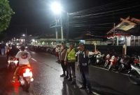 Anggta Kepolisian bersama Dishub Tanjab Barat mengatur lalu lintas yang turut dipatuhi masyarakat (hms)