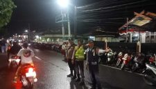 Anggta Kepolisian bersama Dishub Tanjab Barat mengatur lalu lintas yang turut dipatuhi masyarakat (hms)