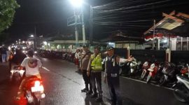 Anggta Kepolisian bersama Dishub Tanjab Barat mengatur lalu lintas yang turut dipatuhi masyarakat (hms)