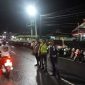 Anggta Kepolisian bersama Dishub Tanjab Barat mengatur lalu lintas yang turut dipatuhi masyarakat (hms)