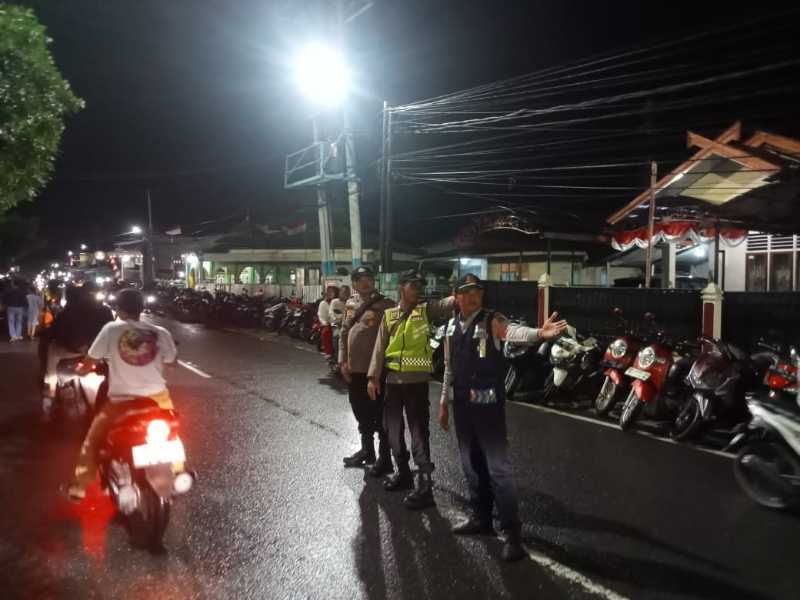 Anggta Kepolisian bersama Dishub Tanjab Barat mengatur lalu lintas yang turut dipatuhi masyarakat (hms)
