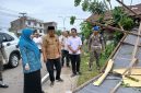 Bupati Tanjab Barat Anwar Sadat bersama OPD terkait dan Ketua TP-PKK Hj Fadhilah Sadat tinjau bangunan terdampak bencana (ist)