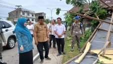 Bupati Tanjab Barat Anwar Sadat bersama OPD terkait dan Ketua TP-PKK Hj Fadhilah Sadat tinjau bangunan terdampak bencana (ist)