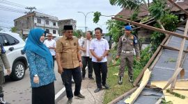 Bupati Tanjab Barat Anwar Sadat bersama OPD terkait dan Ketua TP-PKK Hj Fadhilah Sadat tinjau bangunan terdampak bencana (ist)