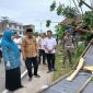 Bupati Tanjab Barat Anwar Sadat bersama OPD terkait dan Ketua TP-PKK Hj Fadhilah Sadat tinjau bangunan terdampak bencana (ist)
