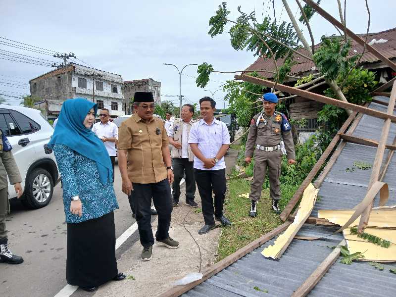 Bupati Tanjab Barat Anwar Sadat bersama OPD terkait dan Ketua TP-PKK Hj Fadhilah Sadat tinjau bangunan terdampak bencana (ist)