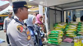 AKBP Agung Basuki bersama Pimcab Bulog Reny Lelianda dan Dinas DKP Handriathi Bustan tinjau Gerai Gerakan Pangan Murah (Ist)