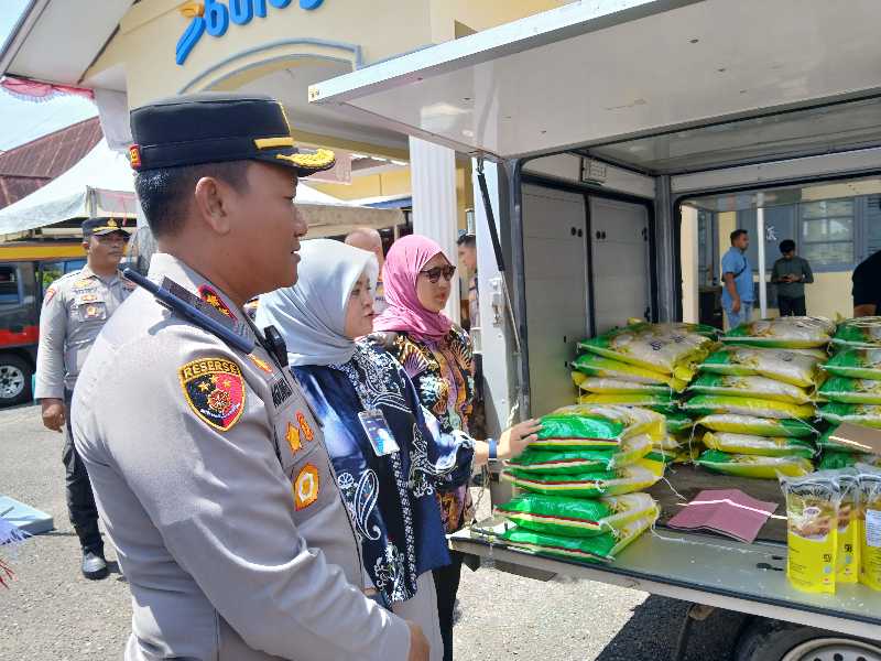 AKBP Agung Basuki bersama Pimcab Bulog Reny Lelianda dan Dinas DKP Handriathi Bustan tinjau Gerai Gerakan Pangan Murah (Ist)