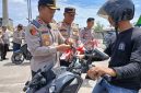Kapolres Tanjab Barat AKBP Agung Basuki Memasang Bendera Merah Putih ke Kendaraan Warga (Ist)