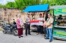 Ditintelkam Polda Jambi Bagi-Bagikan Bendera Merah Putih (hms)