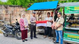 Ditintelkam Polda Jambi Bagi-Bagikan Bendera Merah Putih (hms)