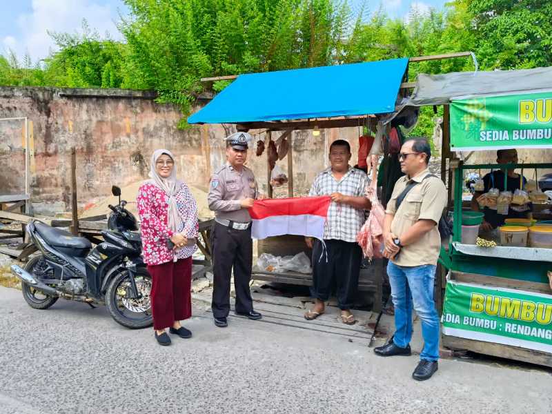 Ditintelkam Polda Jambi Bagi-Bagikan Bendera Merah Putih (hms)