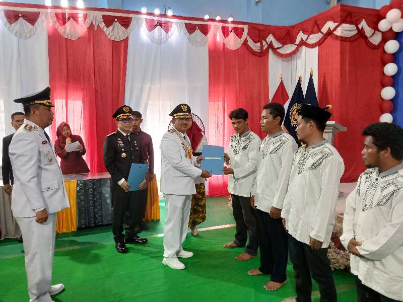 Didampingi Kalapas Kelas IIB Kuala Tungkal Iwan Darmawan, Bupati Anwar Sadat bersama Wabup Katamso dan Forkopimda Serahkan SK Remis kepada Warga Binaan Pemasyarakatan (ist)