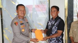 Kapolres Tanjab Barat AKBP Agung Basuki menyerahkan bantuan kepada Warga (hms)