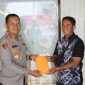 Kapolres Tanjab Barat AKBP Agung Basuki menyerahkan bantuan kepada Warga (hms)