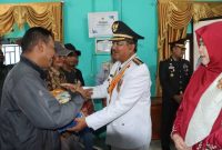 Bupati Tanjab Barat Serahkan Bantuan Pasca Bencana Puting Beliung di Desa Pembengis (pro)
