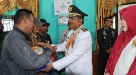 Bupati Tanjab Barat Serahkan Bantuan Pasca Bencana Puting Beliung di Desa Pembengis (pro)