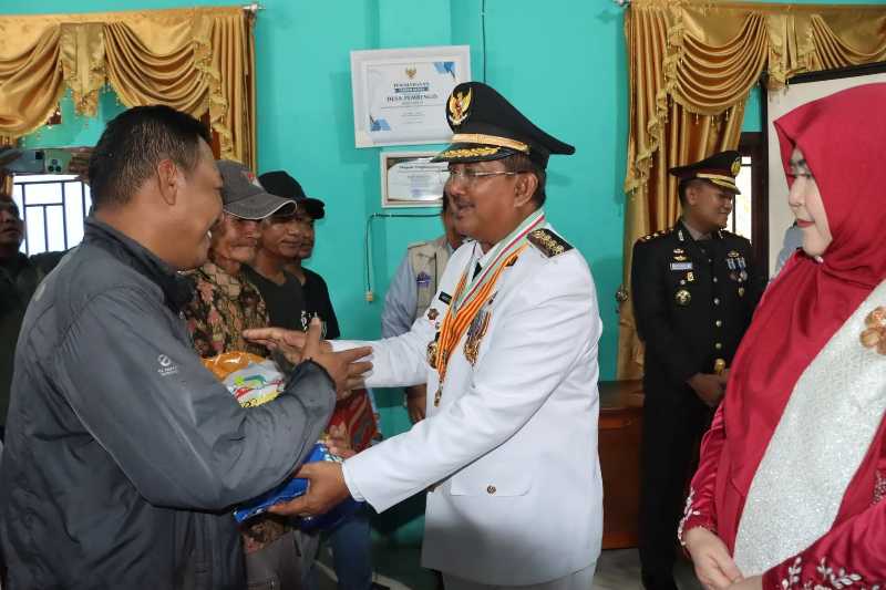 Bupati Tanjab Barat Serahkan Bantuan Pasca Bencana Puting Beliung di Desa Pembengis (pro)