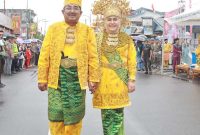 Bupati Tanjab Barat H Anwar Sadat Bersama Ketua TP-PKK Hj Fadhilah Sadat di Pawai Budaya (pro)